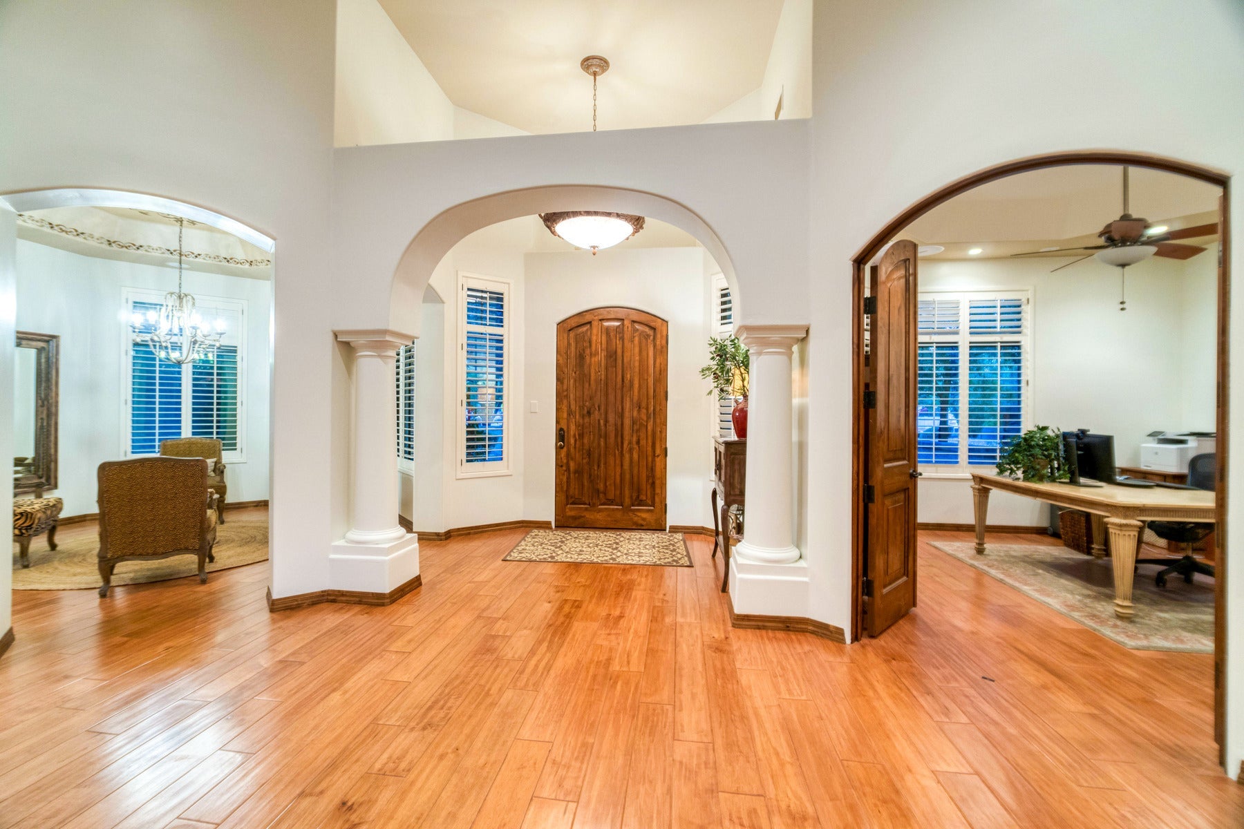 Elegant foyer lighting – make a statement with designer chandeliers and pendants.