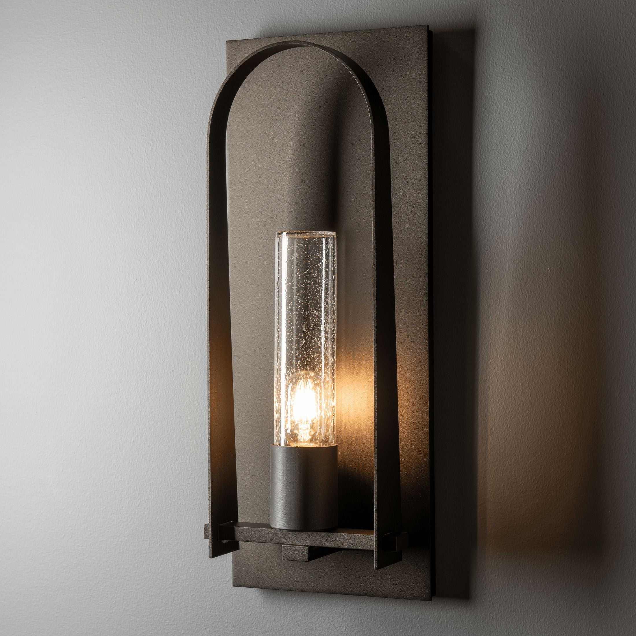 Triomphe Medium Outdoor Sconce by Hubbardton Forge – Classic Design with Weather-Resistant Finish Options